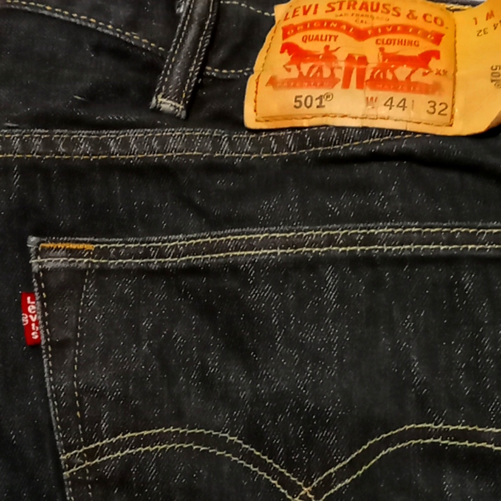 Red tag Levi's rarely worn 44x32